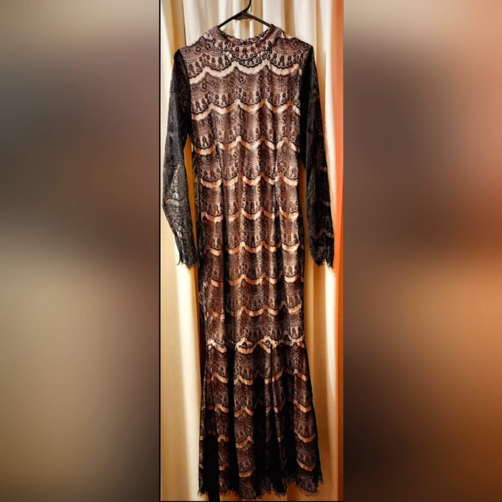 Venus lace maxi dress, large,wore once, black and cream color,